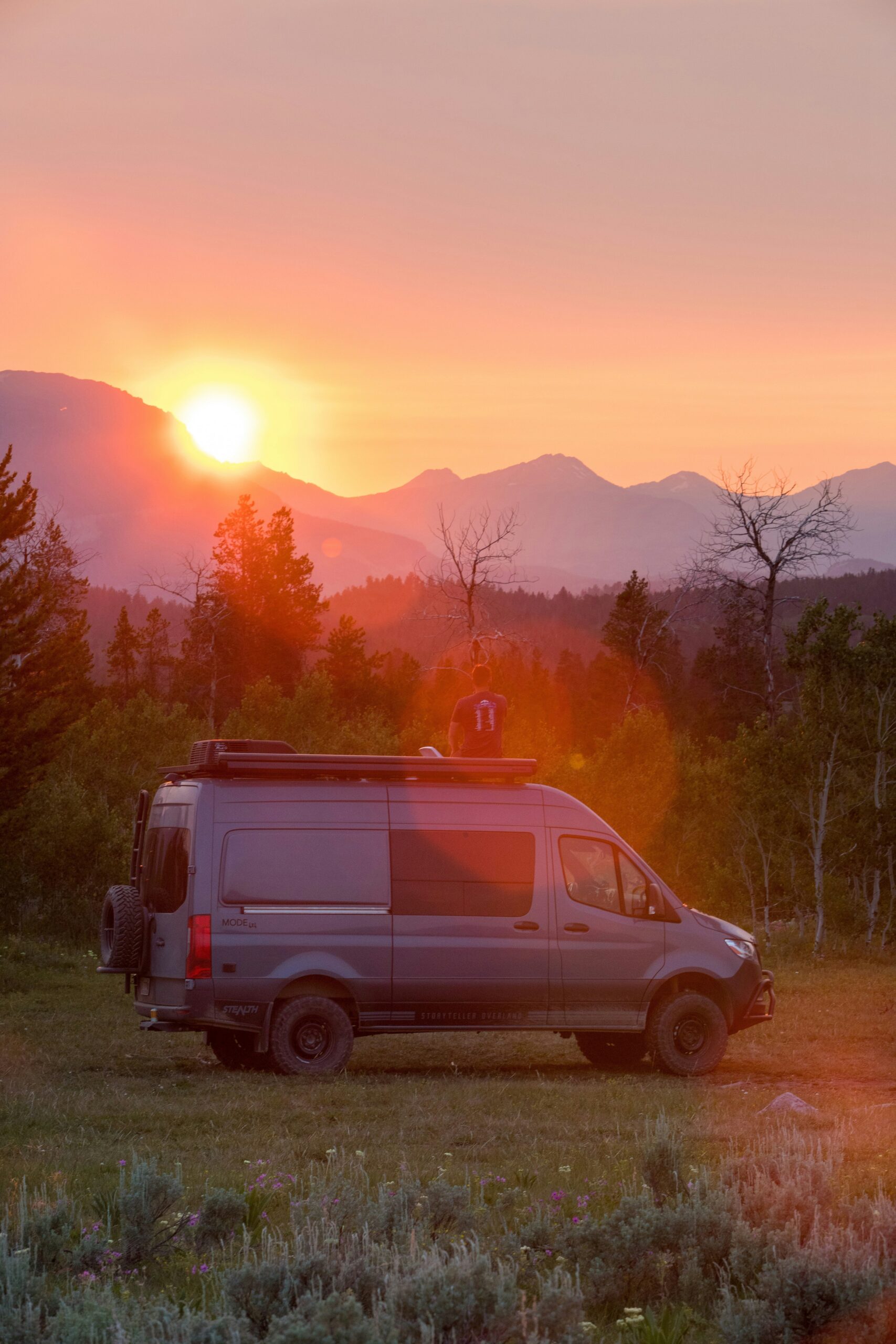 fourgon amégané en pleine nature au coucher du soleil pour tous ceux qui veulent préparer son voyage vanlife en Amérique
