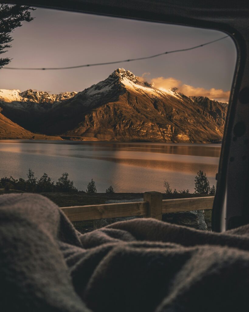 vue sur les montagnes depuis son van ou camping car au reveil : la belle vie