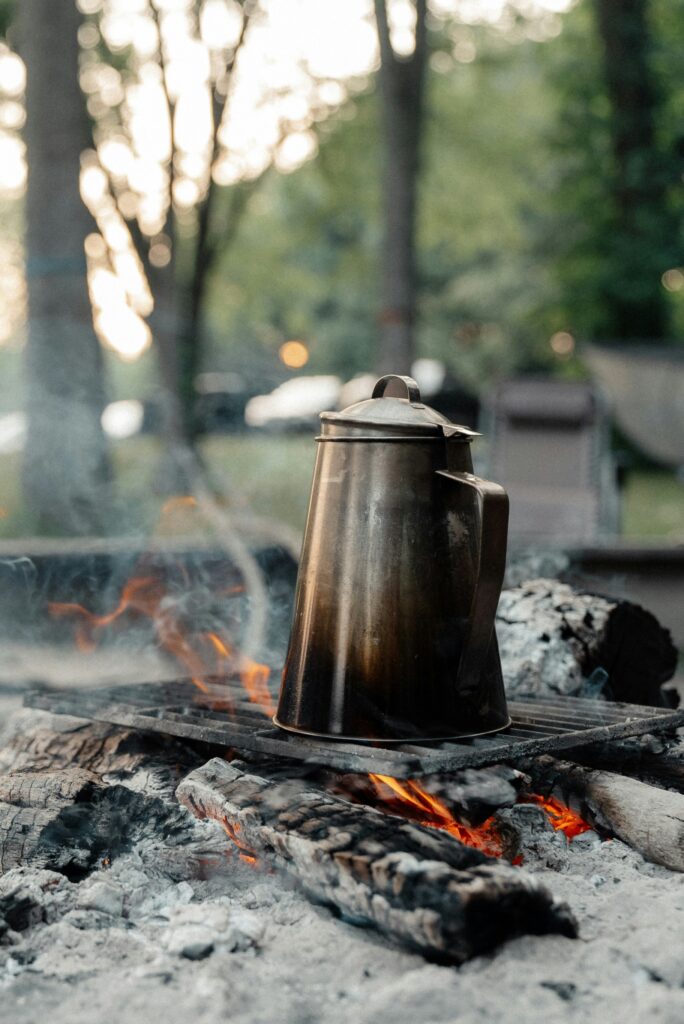 Un feu de camp, prendre son café dehors, en pleine nature : avec notre reseau d'experts, vous serez assez entourés pour profiter de ce genre de moment et laisser les galères de coté