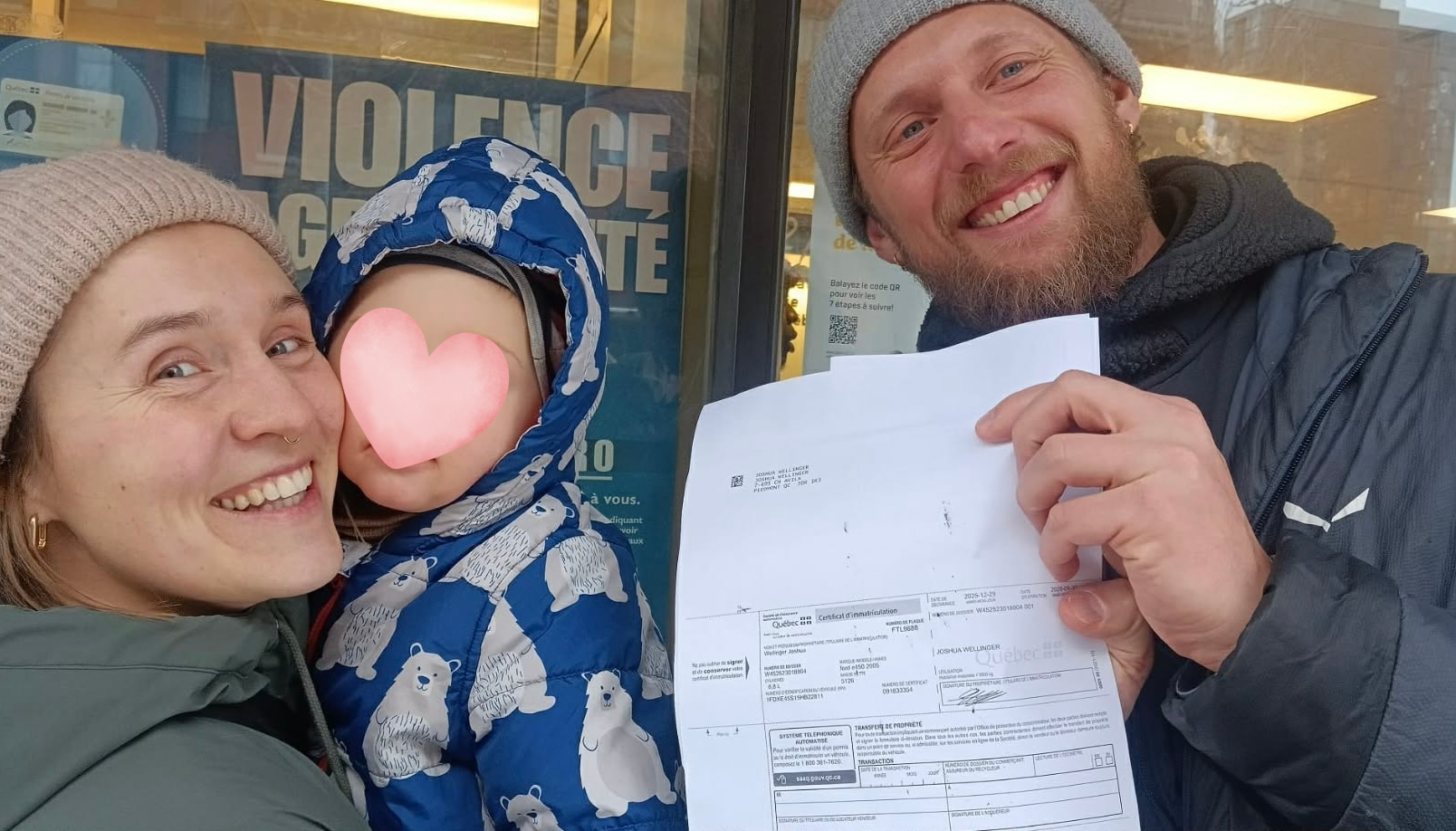Clients heureux avec leur nouvelle propiété de véhicule